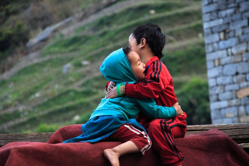 ילדים ברעידת האדמה בנפאל - צילום תום לנדאו